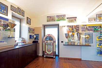 Hernán se dio el gusto de montar una zona-museo en su propia casa, en la que exhibe algunos de los trofeos, camisetas, pelotas y distinciones que obtuvo a lo largo de su exitosa carrera. Él mismo lo armó, separado por clubes y con un lugar especial dedicado a su paso por la Selección Argentina.