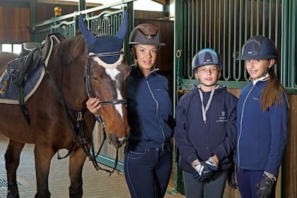 Sus hijas mayores, Nicole y Sofía, quienes también entrenan, la mayor montada en Reza y la menor, sobre Manitza T
