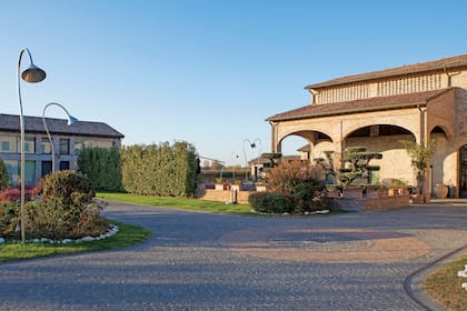 La casa de los Crespo-Rossi está ubicada a tres kilómetros del centro de la ciudad y construida en lo que fue una granja del año 800. “Mi mujer se ocupó del reciclaje y la ambientación, con la ayuda de un decorador. Yo participé poco”, cuenta él