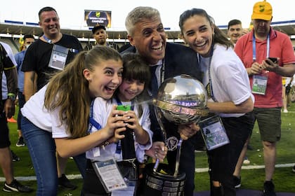 Hernán Crespo, con sus hijas, con la emoción de la copa (Sudamericana) y por el reencuentro familiar
