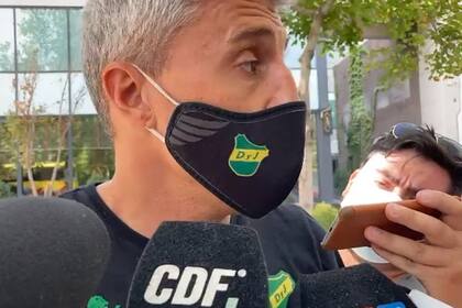 Hernán Crespo conversa con la prensa chilena; el entrenador quería jugar el partido