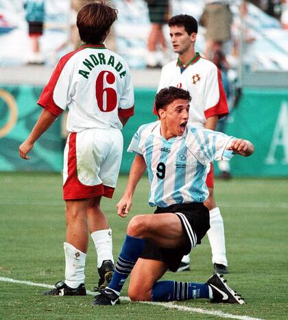 Hernán Crespo festeja el segundo gol ante portugal en las semifinales de los Juegos Olimpicos Atlanta 96 que ganara 2 a 0