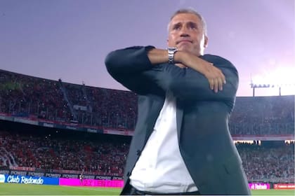 hernán Crespo se emocionó por el recibimiento que le hicieron los hinchas de River en su vuelta al estadio Monumental cuando dirigía a Defensa y Justicia