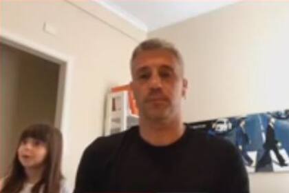 Hernán Crespo, su hija Martina y los Beatles detrás