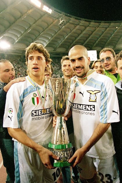 Crespo, que en 2000 fue protagonista del pase más caro hasta entonces cuando Lazio le pagó a Parma 72,8 millones de dólares, y Verón, un actor central de las ligas de Italia e Inglaterra entre 1996 y 2006 