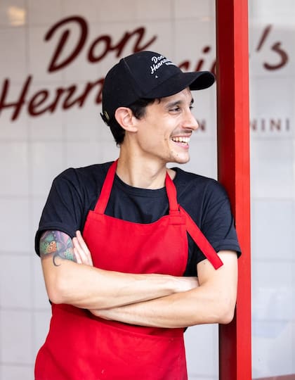 Hernán, de 32 años, nació y se crio en Don Torcuato. Durante años creyó que su camino estaba en el mundo de las computadoras y el software, pero la gastronomía lo conquistó