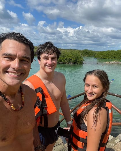 Hernán Drago con Lola y Luka, sus hijos, en el caribe mexicano (Foto: Instagram)