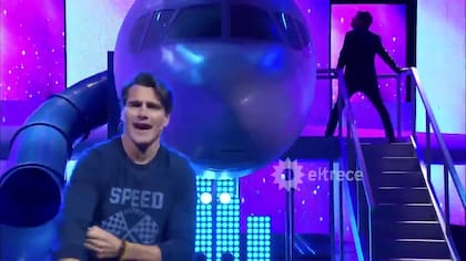 Hernán Drago durante uno de sus pasos de comedia junto a Guido Kaczka en Bienvenidos a bordo (Foto: Captura de video)