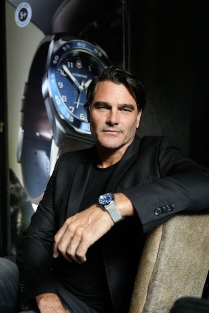 Hernán Drago luciendo el modelo Chronograph 42mm