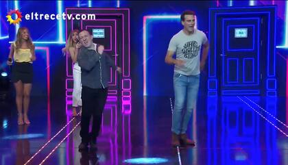 Hernán Drago y el participante improvisaron una divertida coreografía (Crédito: Captura de video eltrece)