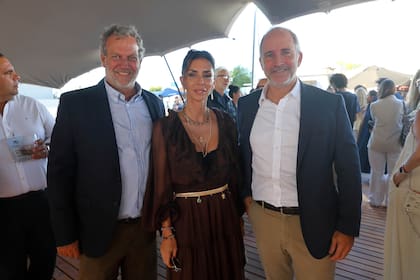 Hernán Elliot, de Banco Macro; Milagros Brito, presidenta de Vizora, y Gervasio Marques Peña, Director Comercial de LA NACION