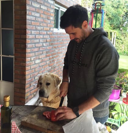 Hernán en Alcorta, siempre con cuchillo en mano.