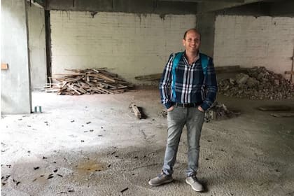 Hernán en el pozo de la nueva propiedad: los Litvan persiguen el sueño, no de la casa propia, sino de la más linda, la mejor.