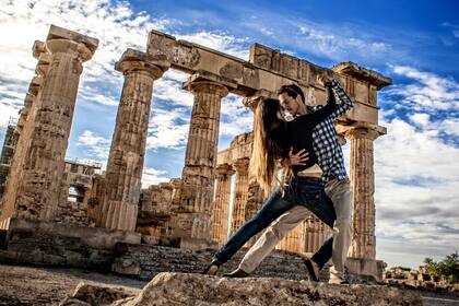 Hernán, en las ruinas de Selinunte en Sicilia,  junto a la bailarina que lo invitó a Italia.