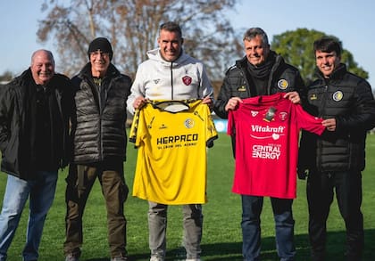 Hernán García (gerente general del Perugia) exhibe la camiseta del club Comunicaciones durante la pretemporada en Argentina