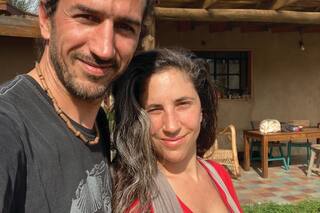 Viven en Escobar y construyeron su casa de arcilla