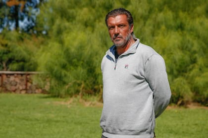 Hernán Gumy, en su academia del club El Abierto, en Saavedra, a 25 años de una serie histórica