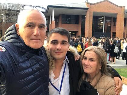 Hernán, junto a su hijo Ricardo, y su mujer, María Delia.