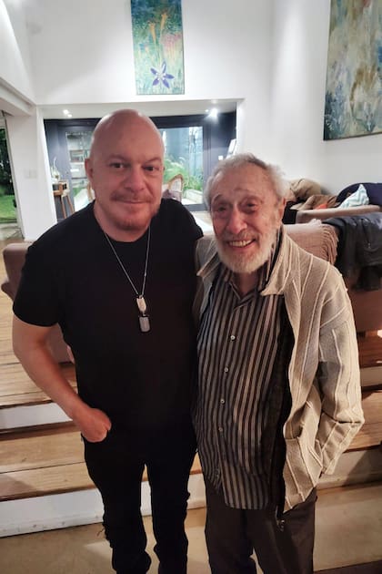 Hernán junto a su padre Ricardo Romero. Compinches y apasionados por la música