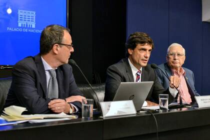Sebastián Katz, Hernán Lacunza y Jorge Todesca, esta tarde en el Palacio de Hacienda