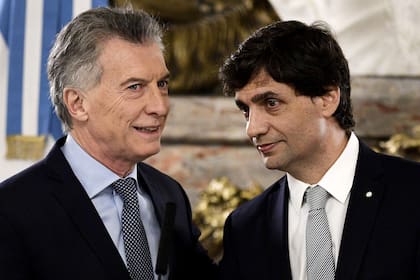Mauricio Macri junto al ministro de Hacienda, Hernán Lacunza