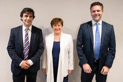 Hernán Lacunza y Guido Sanleris, junto a la titular del FMI, Kristalina Georgieva. En un chat en el que también están Nicolás Dujovne y Luciano Laspina, le restaron importancia a la amenaza de Alberto Fernández.