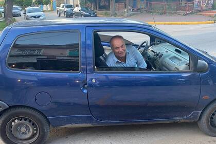 Hernan Lombardi compartió en redes su foto subido a un Twingo azul, y declaró que era un auto que "supera todo"