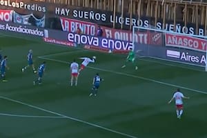 Hernán López Muñoz tira el puñito pero convierte de cabeza luego de la gran asistencia de Lescano: fue el 2-1 de Argentinos ante Racing