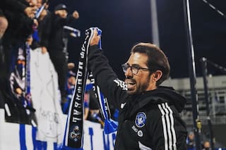 El DT argentino que habla seis idiomas y es sensación con 11 victorias en serie en la tierra de Afrodita