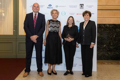 Hernán Moreno junto a Paula Di Tella, Milagros Landaburu y Rosario Bergará, de Fundación Pérez Companc