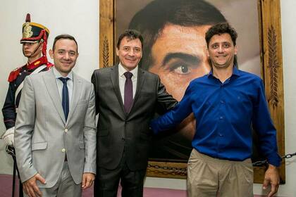 Hernán Ore, presidente del Concejo Deliberante de San Lorenzo, Leonardo Raimundo, intendente de esa ciudad, y el creador del retrato, Ramiro Ghigliazza; atrás el granadero Benítez, que lloró en el acto