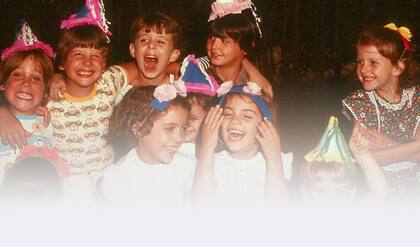 Hernán Pellegrini (el segundo de izquierda a derecha) y Eduardo San Agustín (el tercero de izquierda a derecha) en una de las postales que guardaban sus padres de cuando iban al jardín de infantes