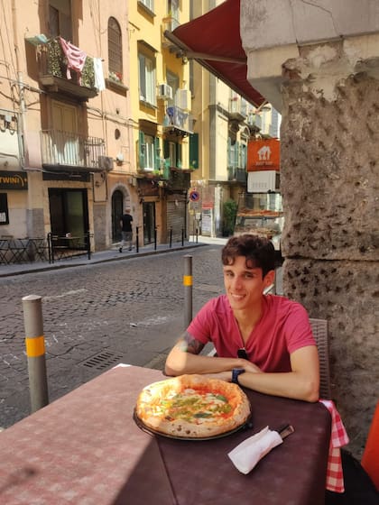 Hernán por Italia probando pizza napolitana en uno de sus viajes