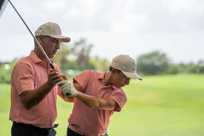 Hernán Rey, en la instrucción del swing con un alumno de la LAAC Academy