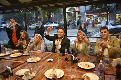 Hernán Reyes en una actividad de campaña junto a Elisa Carrió y la candidata a senadora Marcela Campagnoli en Caballito