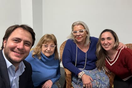 Hernán Reyes, Graciela Ocaña, Elisa Carrió, en la foto del reencuentro