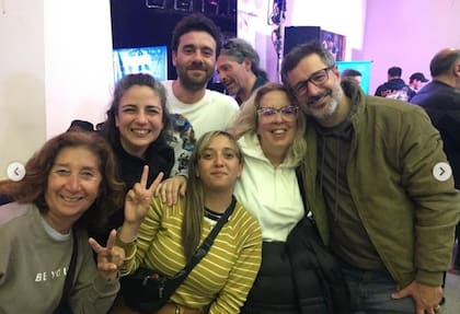 Hernán Sabbatella, a la derecha, junto con funcionarios de Género de Morón, entre ellos Luna Ortigoza, Silvina Ortigoza (su madre) y la secretaria de Género, Laura De Peri