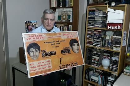 Hernán Santos Nicolini con el afiche promocional de la pelea que cambió su vida: una leyenda viviente; de los pocos hombres que confió en Carlos Monzón e hipotecó un departamento para comprar los derechos de radio y televisión de la pelea con Benvenuti