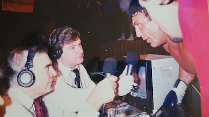 Hernán Santos Nicolini (izquierda), junto con Osvaldo Príncipi, durante la transmisión de una pelea de Acero Cali
