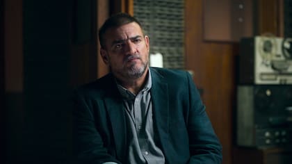 Hernán Vaca Narvaja, periodista de Río Cuarto a cargo de la cobertura, es uno de los ejes del relato al sostener una sorda disputa con la familia desde el comienzo