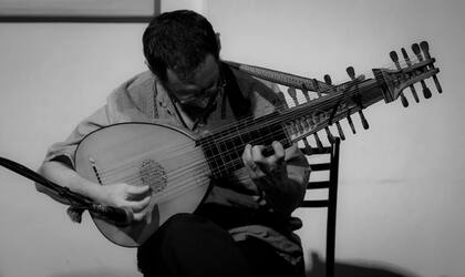 Hernán Vives toca el laúd creado por Matías Crom