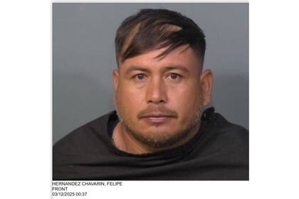 Hernández-Chavarin había sido deportado en 2019 por ingresar ilegalmente a EE.UU. y ahora enfrenta nuevos cargos estatales