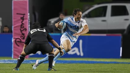 Hernández, con la camiseta de los Pumas, en acción frente a los All Blacks