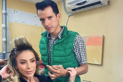 Hernández es estilista y maquillador, según se puede ver en sus redes sociales