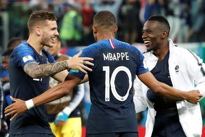 Hernández festeja con Mbappé con Matuidi