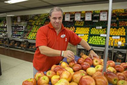Tiene Síndrome de Down y trabaja en un supermercado hace 25 años - LA NACION