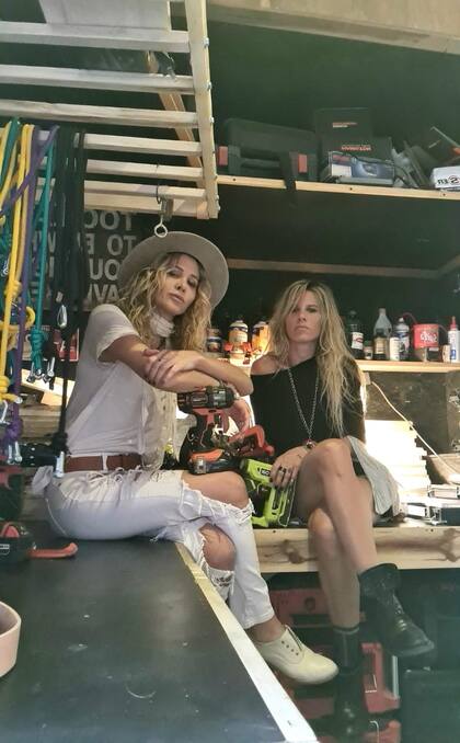 Herramientas en mano, Bárbara Cudich y Romina Astariz se encargan de diseñar y hacer las hamacas