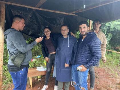 Herrera Ahuad recorre pueblos de Misiones para ver cómo van los comicios en medio de la tormenta
