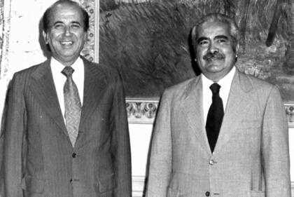 Herrera Campins (a la derecha) acusó a su predecesor, el socialdemócrata Carlos Andrés Pérez (izquierda), de heredarle una especie de bomba de tiempo económica