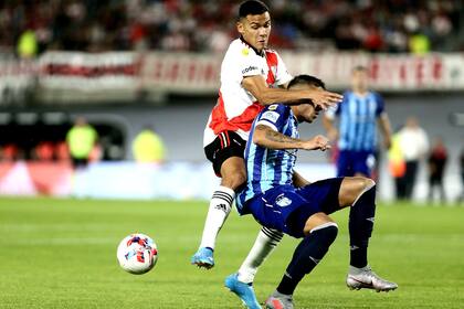Herrera es obstruido por un rival